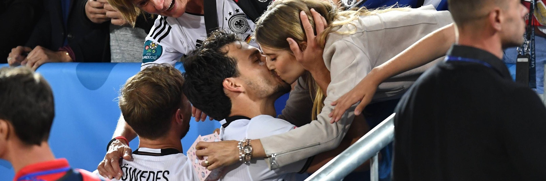 Bilder aus vergangenen Zeiten: Cathy knutscht ihren Mats nach dem Gewinn der Weltmeisterschaft in Brasilien 2014.&nbsp;