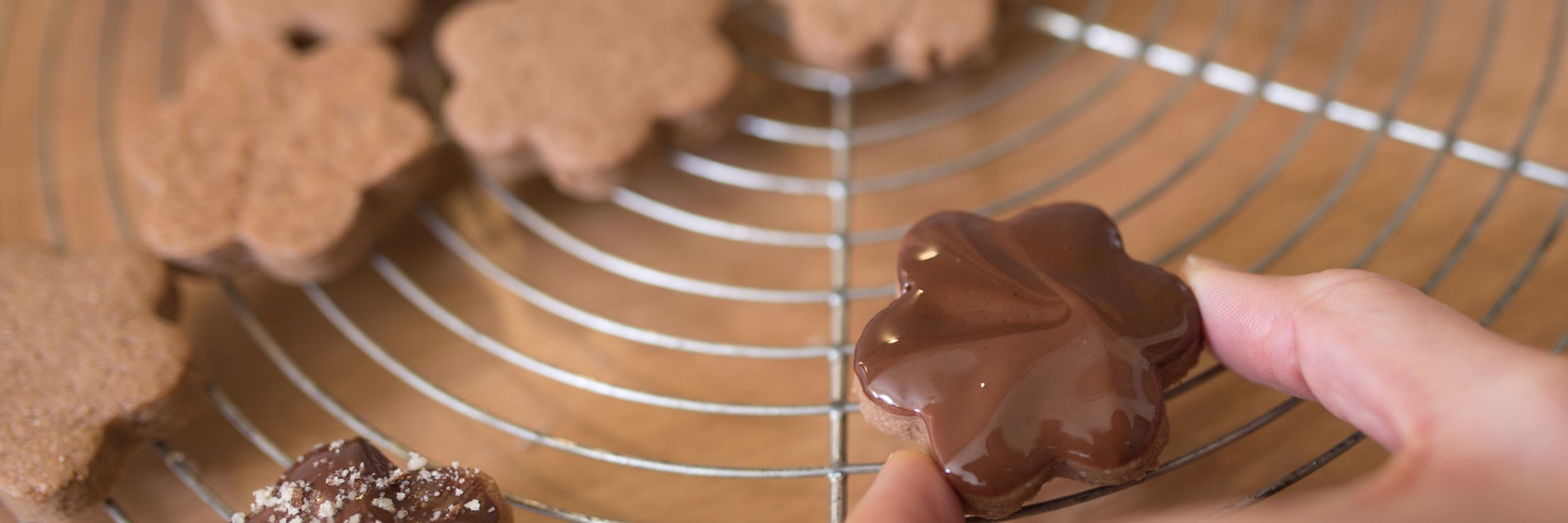 Zur Verzierung von Plätzchen eignet sich auch eine kakaohaltige Fettglasur.&nbsp;