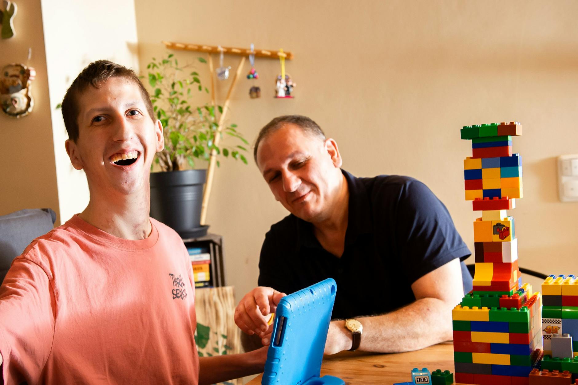 Tobias spielt gern mit Lego und an seinem Lerncomputer. Seine Eltern sind momentan seine einzigen sozialen Kontakte.