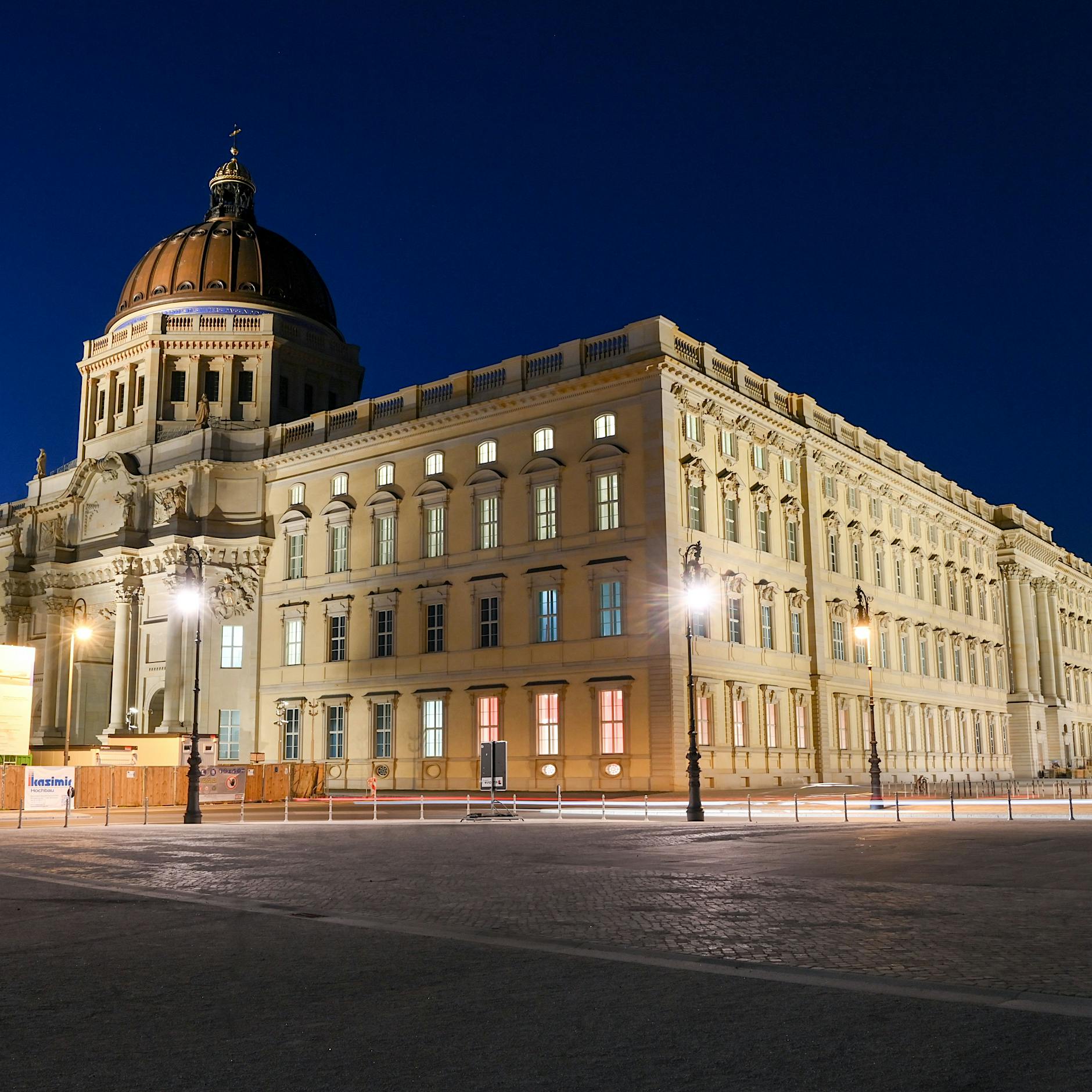 Berliner Humboldt-Forum ändert Spruchband auf Schlosskuppel