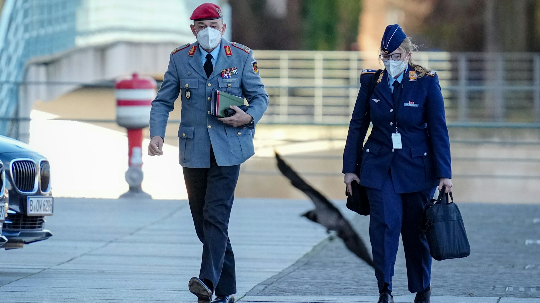 Berlin: Generalmajor Carsten Breuer trifft mit einer Mitarbeiterin am Bundeskanzleramt ein.