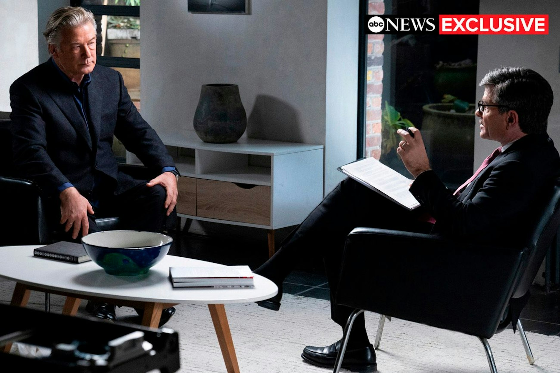 Dieses von ABC News veröffentlichte Bild zeigt Alec Baldwin (l), Schauspieler und Produzent aus den USA, während eines Interviews mit George Stephanopoulos, Co-Moderator von „Good Morning America“.