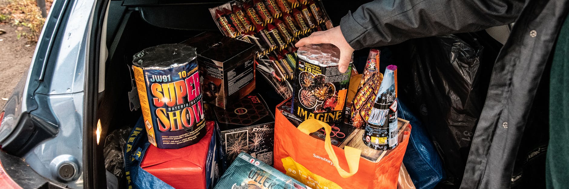 Böller und Silvesterraketen, die ein Mann im Jahr 2018 in einem Geschäft in Friedrichshain gekauft hat (Archivfoto). 