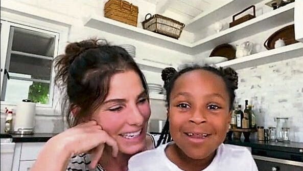 Sandra Bullock mit ihrer Tochter Laila in einer Videoschalte. 