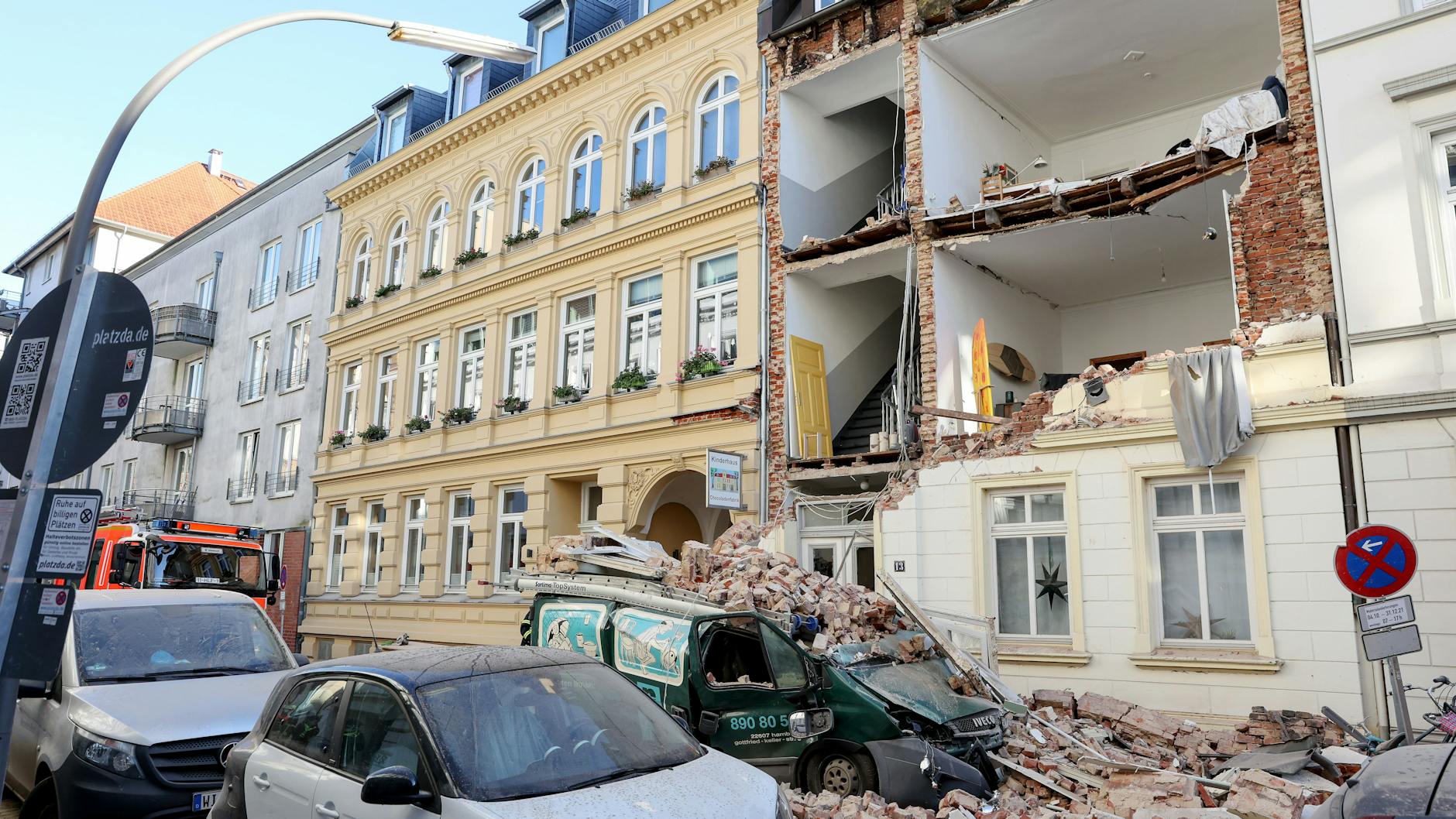 Eine Explosion hat eine Hausfassade zum Einsturz gebracht.