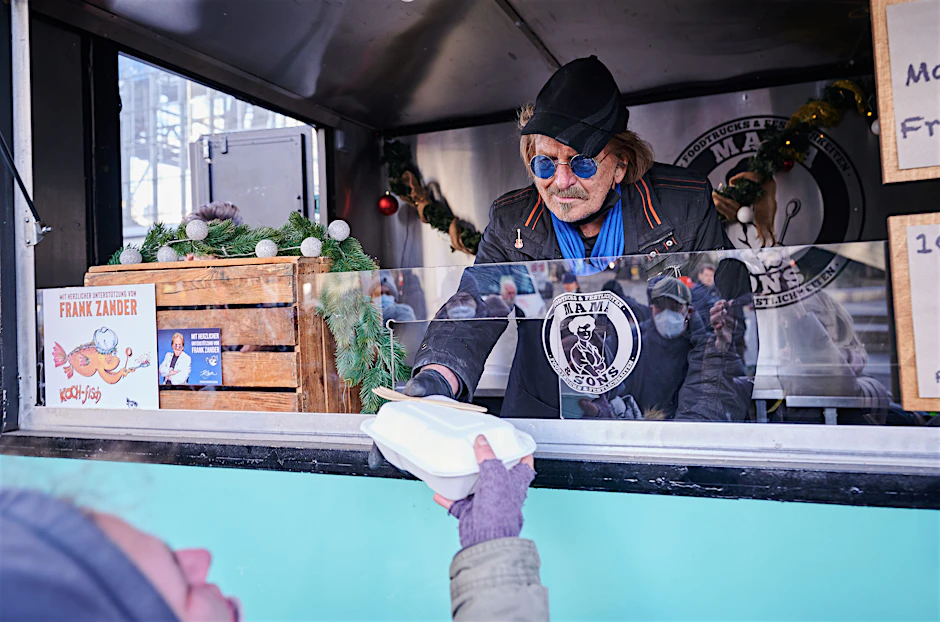 Frank Zander steht im Caritas-Foodtruck und verteilt warme Mahlzeiten an Obdachlose und bedürftige Menschen auf dem Alexanderplatz.&nbsp; &nbsp;&nbsp;