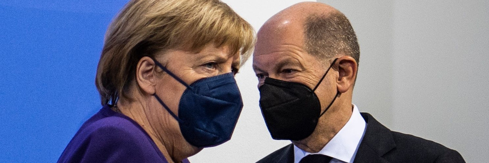 Angela Merkel (CDU) und Olaf Scholz (SPD) nach der Ministerpräsidentenkonferenz zur Corona-Pandemie im Bundeskanzleramt.