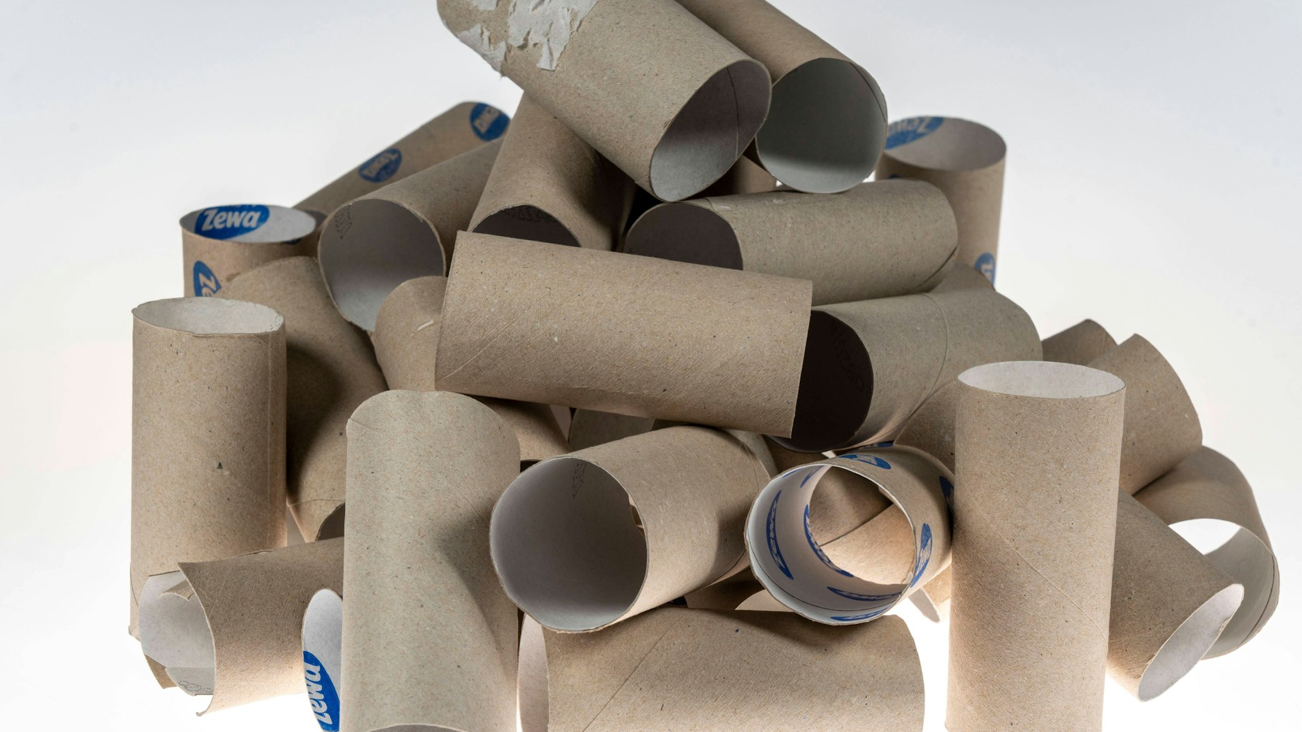 Klopapier-Rollen können mit einfachen Kniffen als Geschenkverpackung für kleine Dinge weiterverwendet werden.