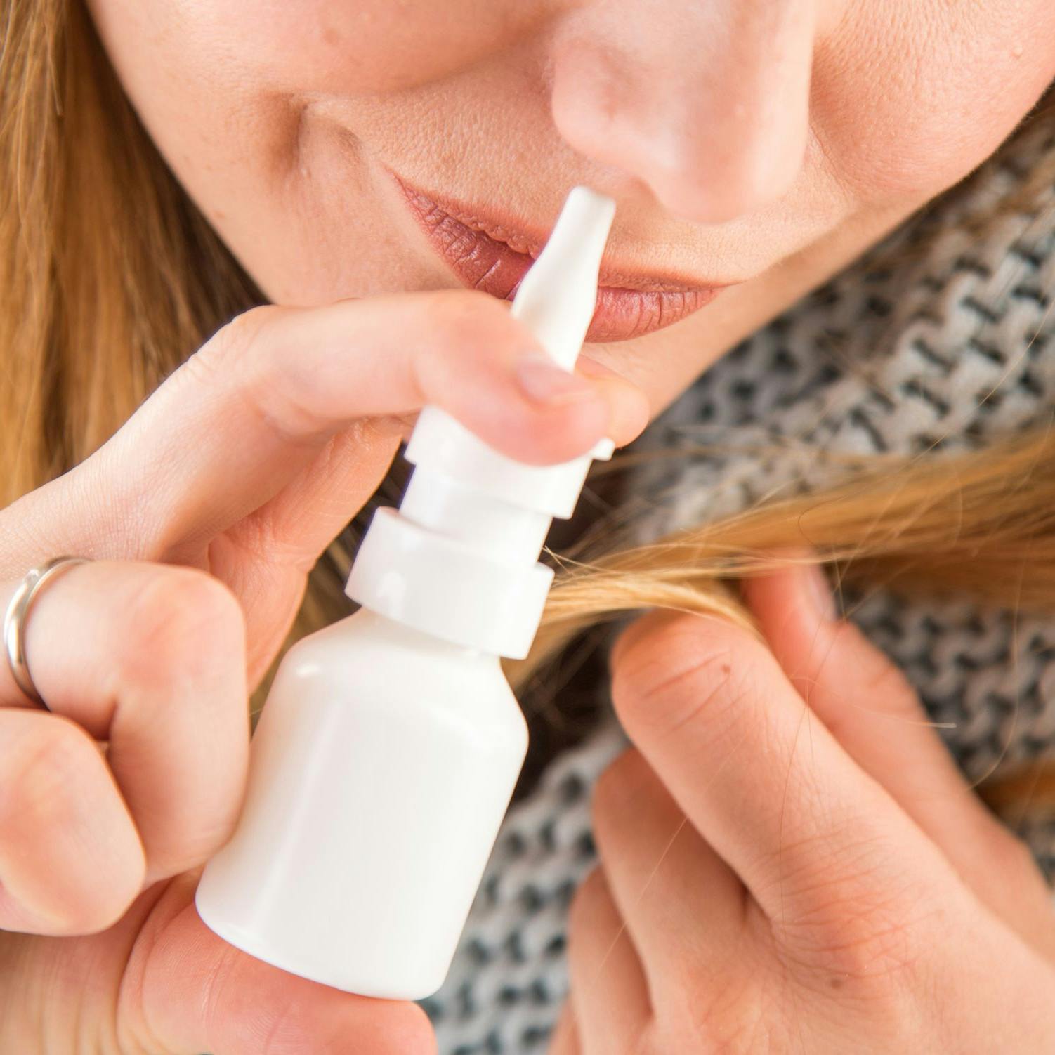 Nicht zu lang nehmen: Die Schleimhäute können sich an Nasenspray gewöhnen - ohne das Medikament wird die Nase dann gar nicht mehr frei.