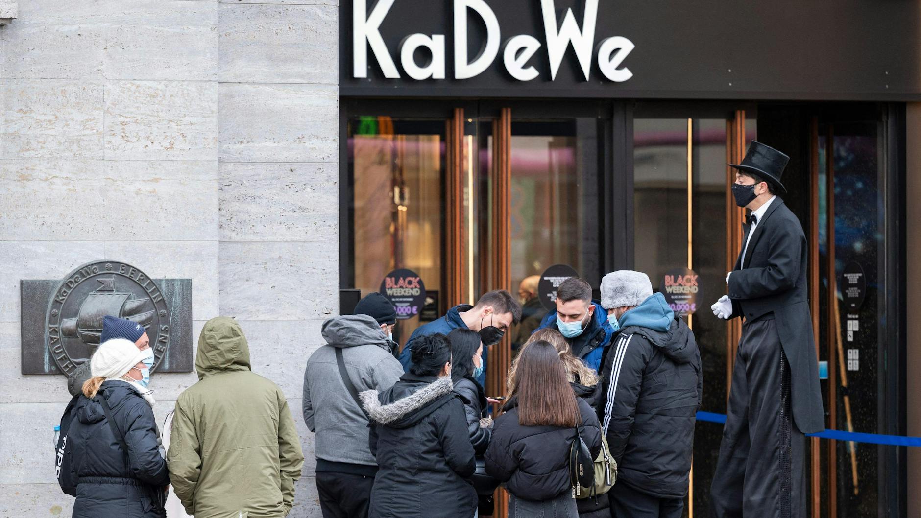 Kunden müssen vor dem Shoppen im KaDeWe einen Nachweis erbringen, dass sie geimpft oder genesen sind: Derzeit gilt im Einzelhandel 2G.