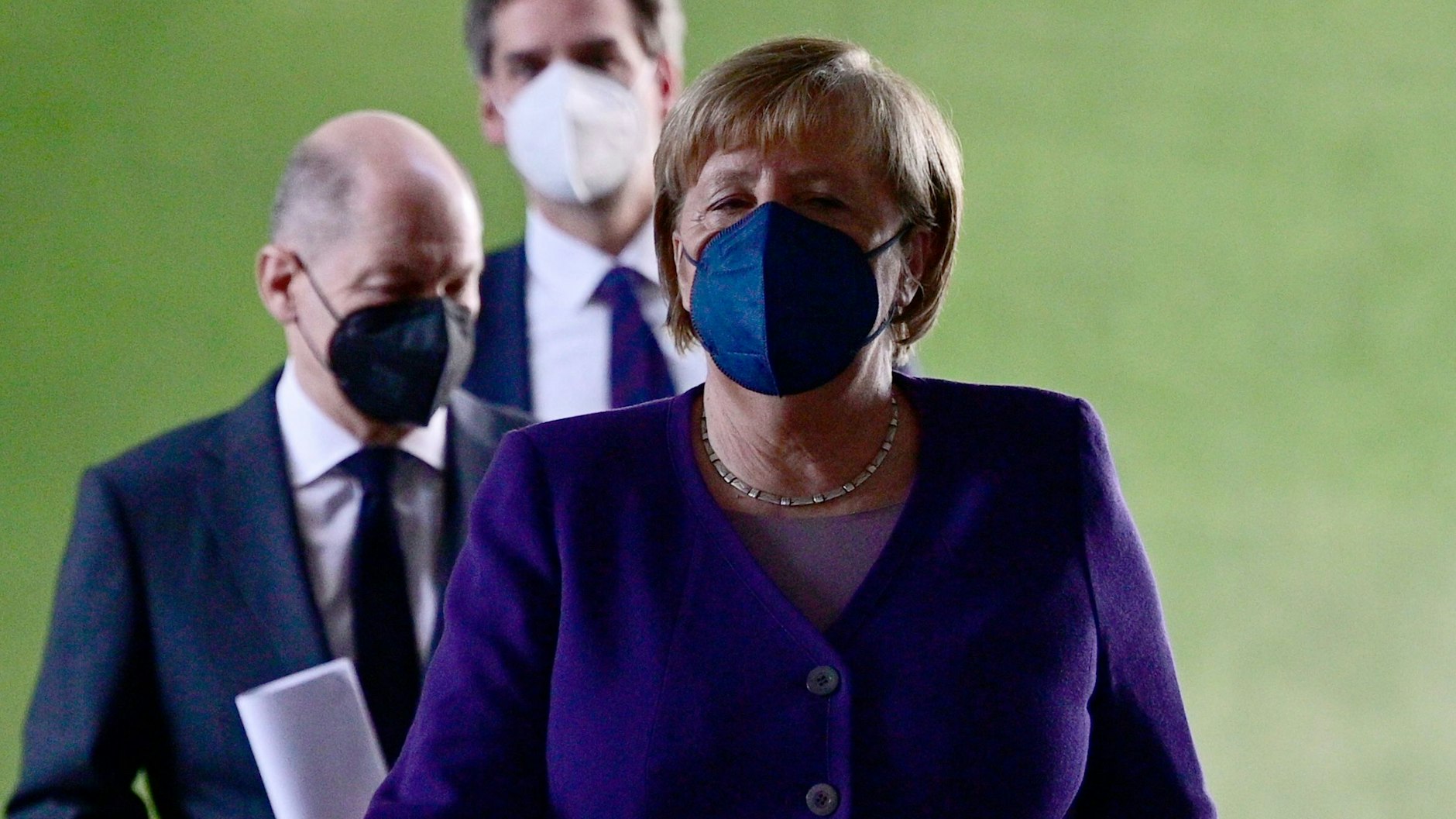 Kanzlerin Angela Merkel und ihr designierter Nachfolger Olaf Scholz (links im Bild) nach dem Corona-Gipfel