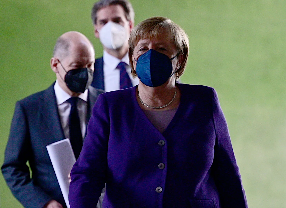 Kanzlerin Angela Merkel und ihr designierter Nachfolger Olaf Scholz (links im Bild) nach dem Corona-Gipfel