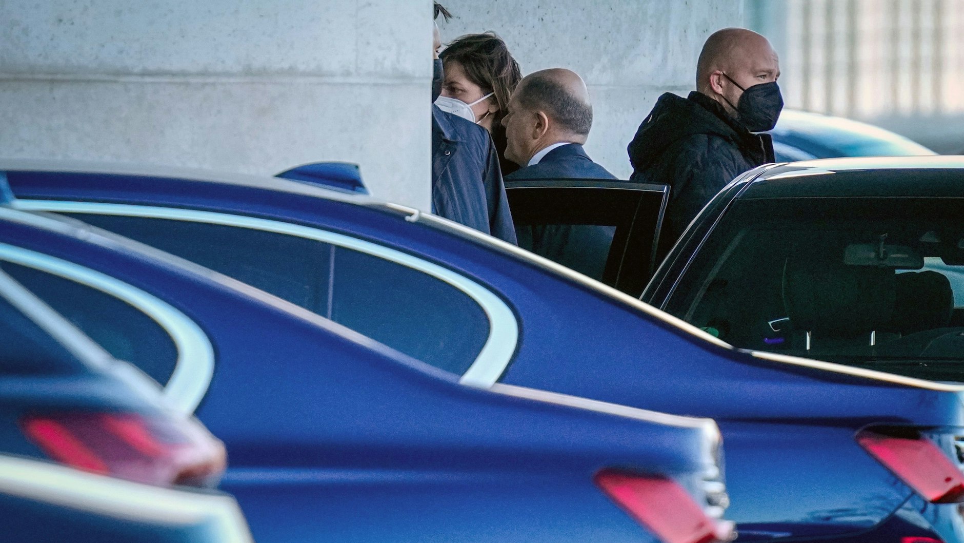 Olaf Scholz (Bildmitte) trifft umringt von Personenschützern im Bundeskanzleramt ein.&nbsp;