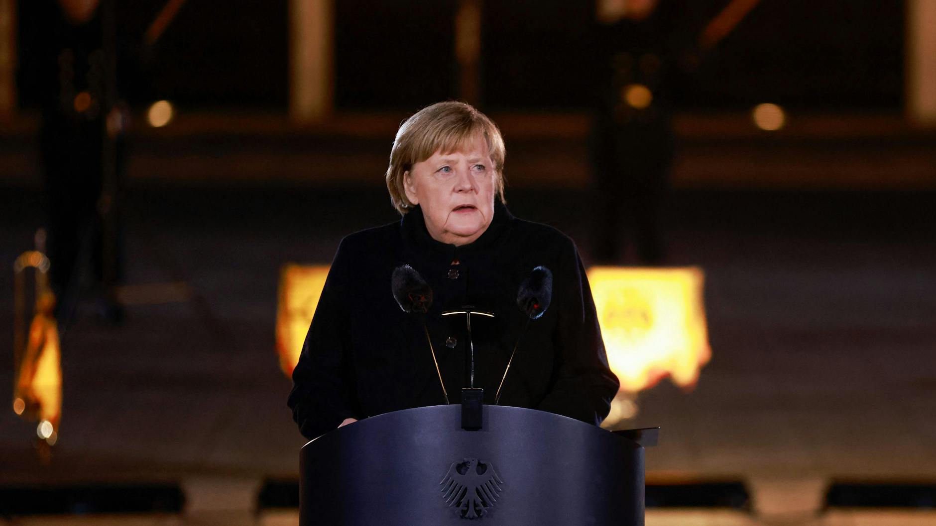 Nicht unbedingt üblich: Angela Merkel spricht beim Großen Zapfenstreich im Bendlerblock.