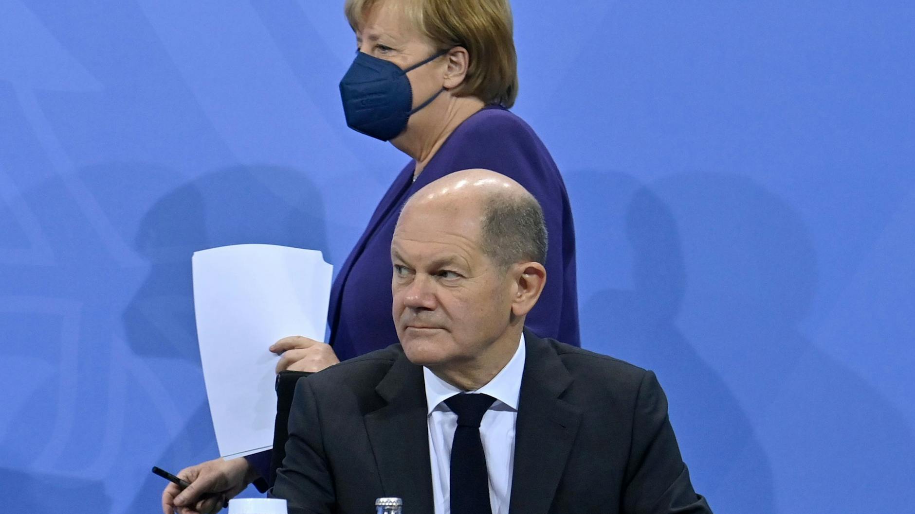 Angela Merkel (CDU) und Olaf Scholz (SPD) nach der Ministerpräsidentenkonferenz 