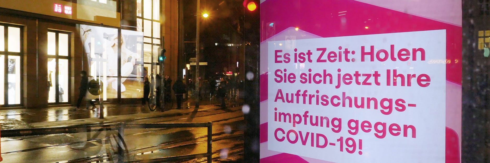 29.11.2021, Berlin, Deutschland. Auf Werbetafeln wird für die Corona-Impfung geworben.