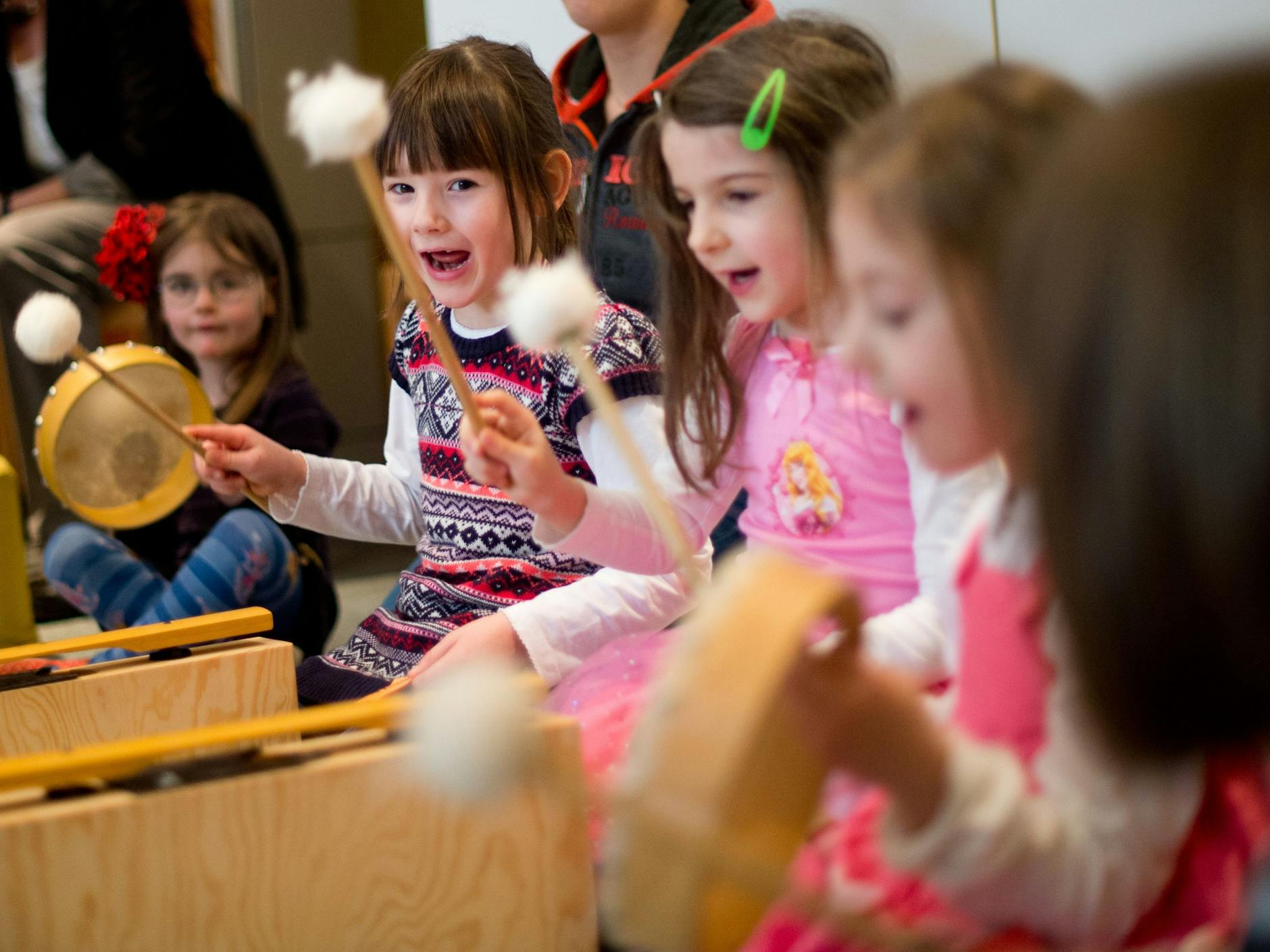 Kinder beim Musizieren in einer Kindertagesstätte – nur zu gut ist erforscht, wie wichtig die frühen Jahre sind für die kindliche Entwicklung und den Spracherwerb. 
