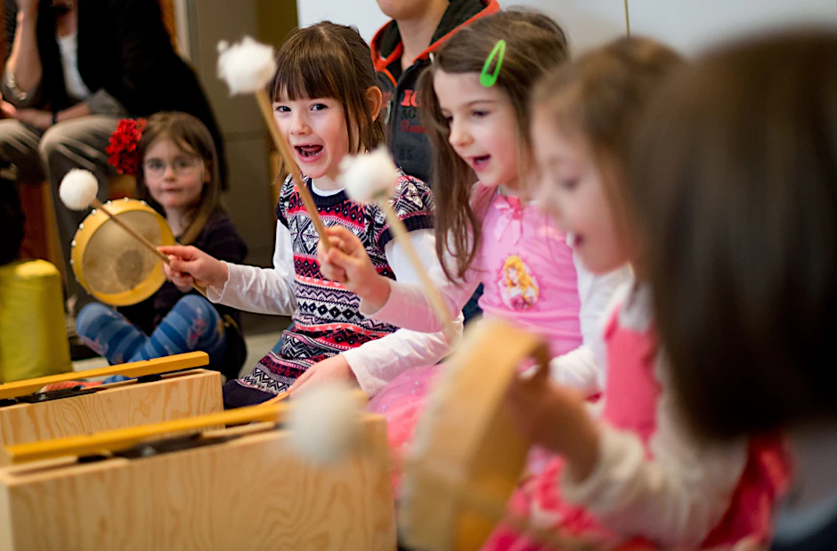 Kinder beim Musizieren in einer Kindertagesstätte – nur zu gut ist erforscht, wie wichtig die frühen Jahre sind für die kindliche Entwicklung und den Spracherwerb.&nbsp;