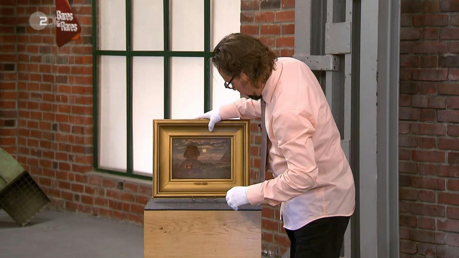 „Bares für Rares“-Händler Wolfgang Pauritsch ist sofort begeistert von dem Sphinx-Bild.