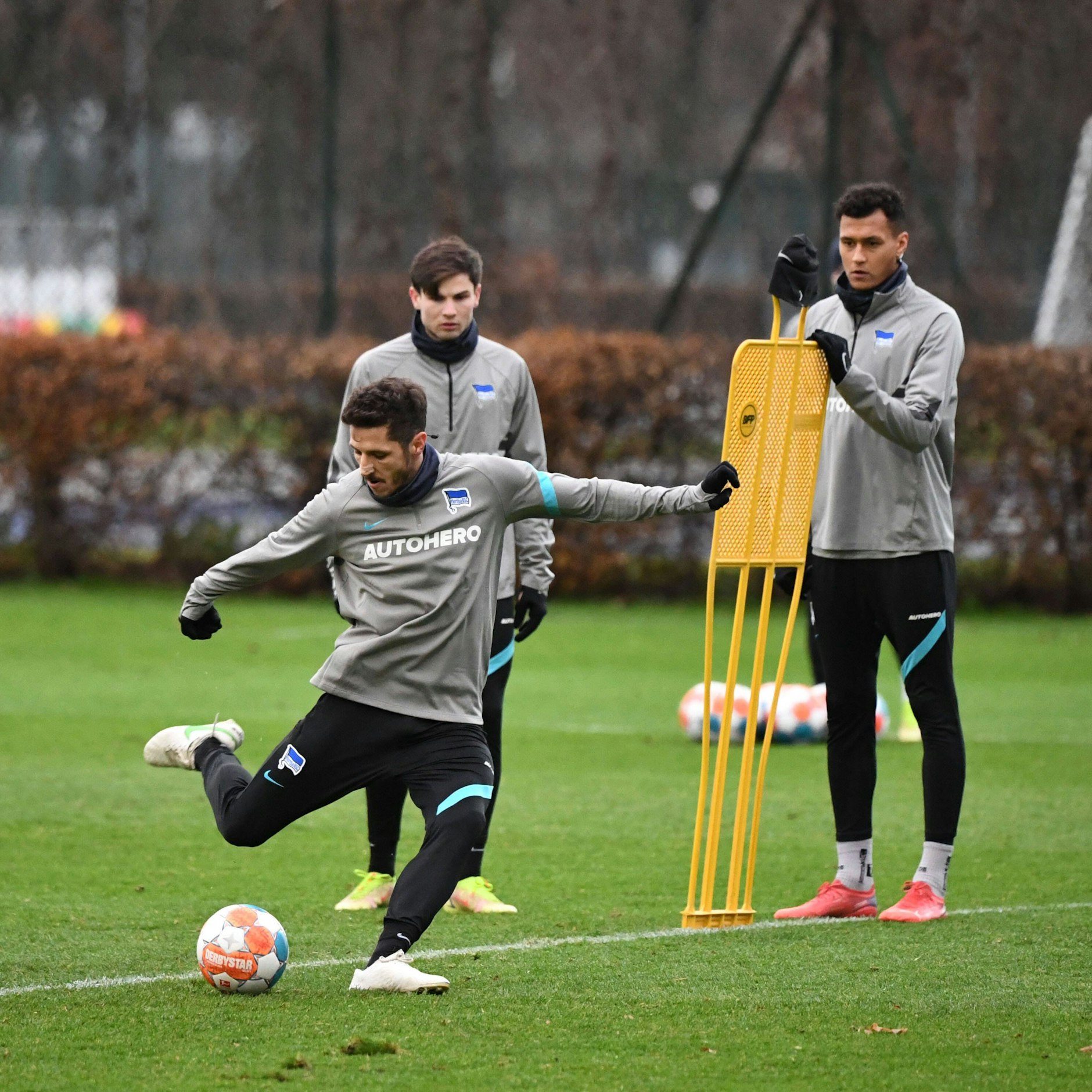 Stevan Jovetic nimmt Maß und trifft, während Jurgen Ekkelenkamp und&nbsp; Selke Davie zuschauen.