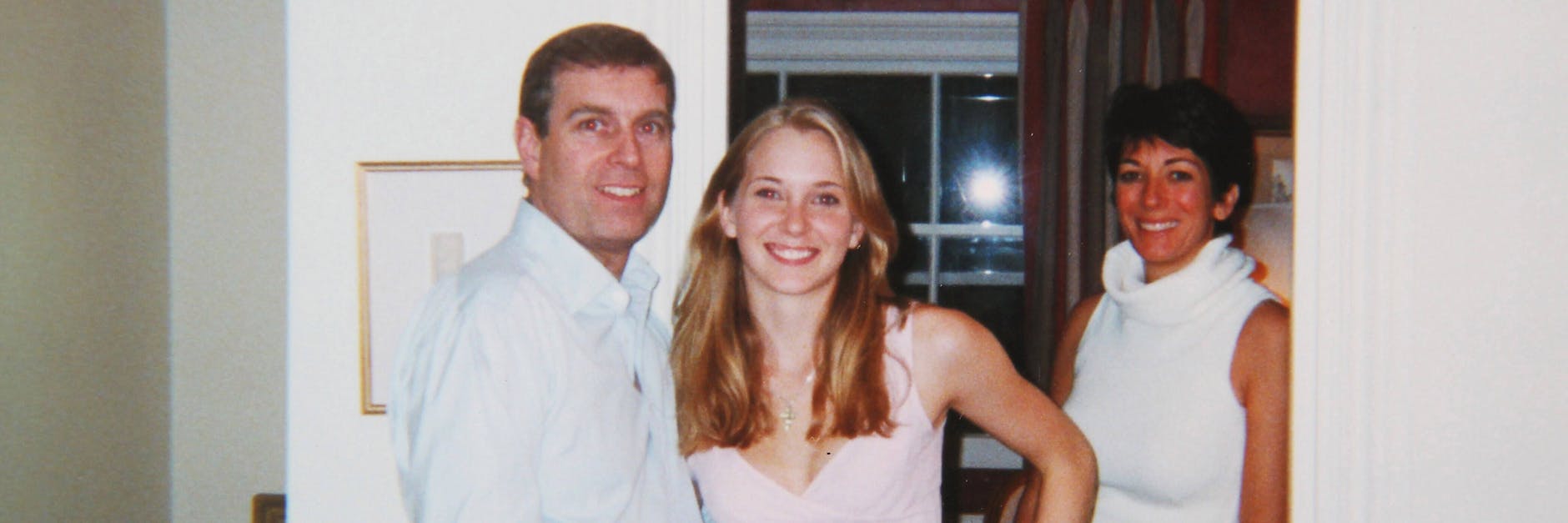 Dieses Foto, auf dem Prinz Andrew zusammen mit der damals 17 Jahre alten Virginia Giuffre und Ghislaine Maxwell zu sehen ist, belastet den Sohn der Queen