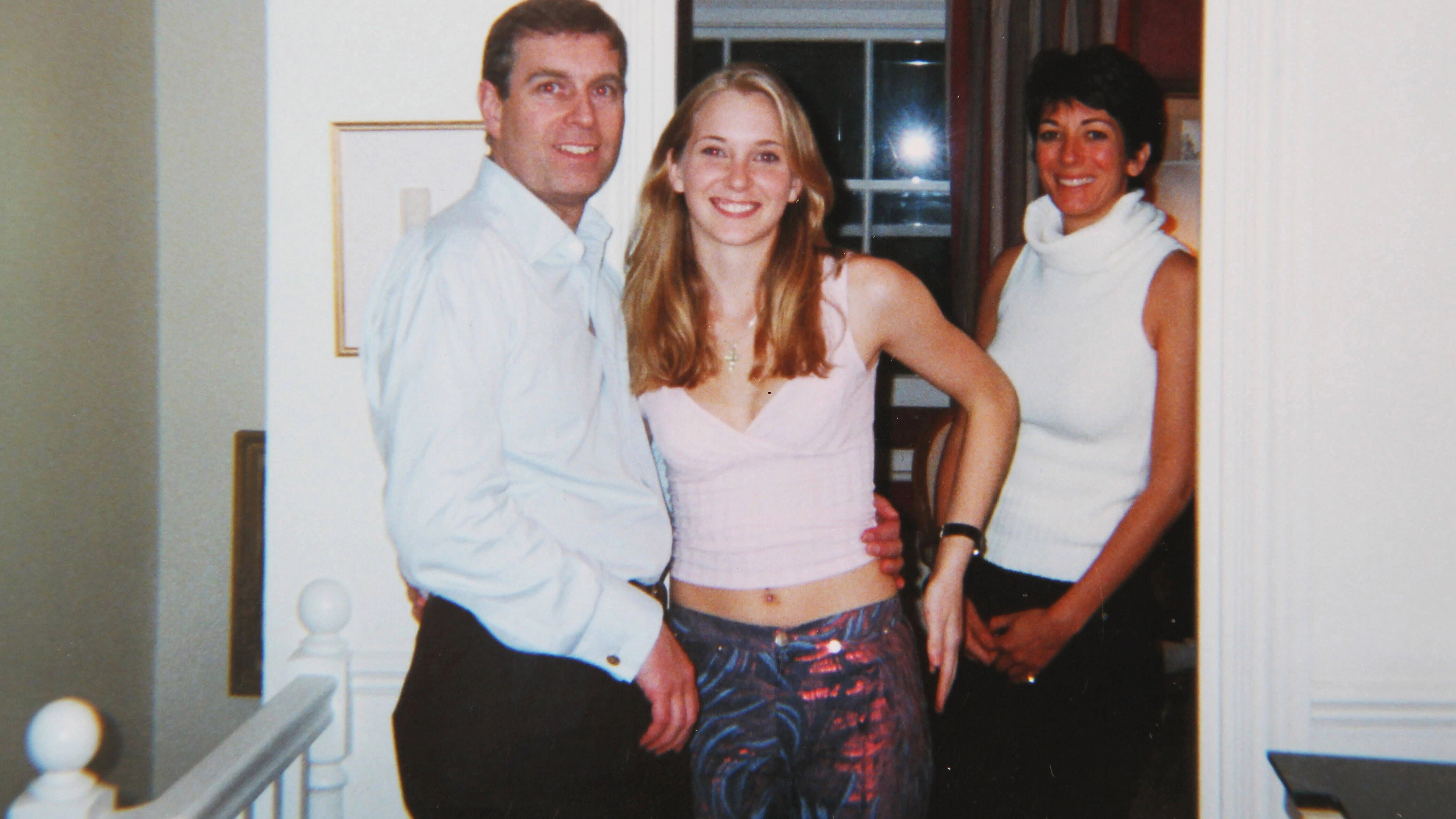 Dieses Foto, auf dem Prinz Andrew zusammen mit der damals 17 Jahre alten Virginia Giuffre und Ghislaine Maxwell zu sehen ist, belastet den Sohn der Queen.