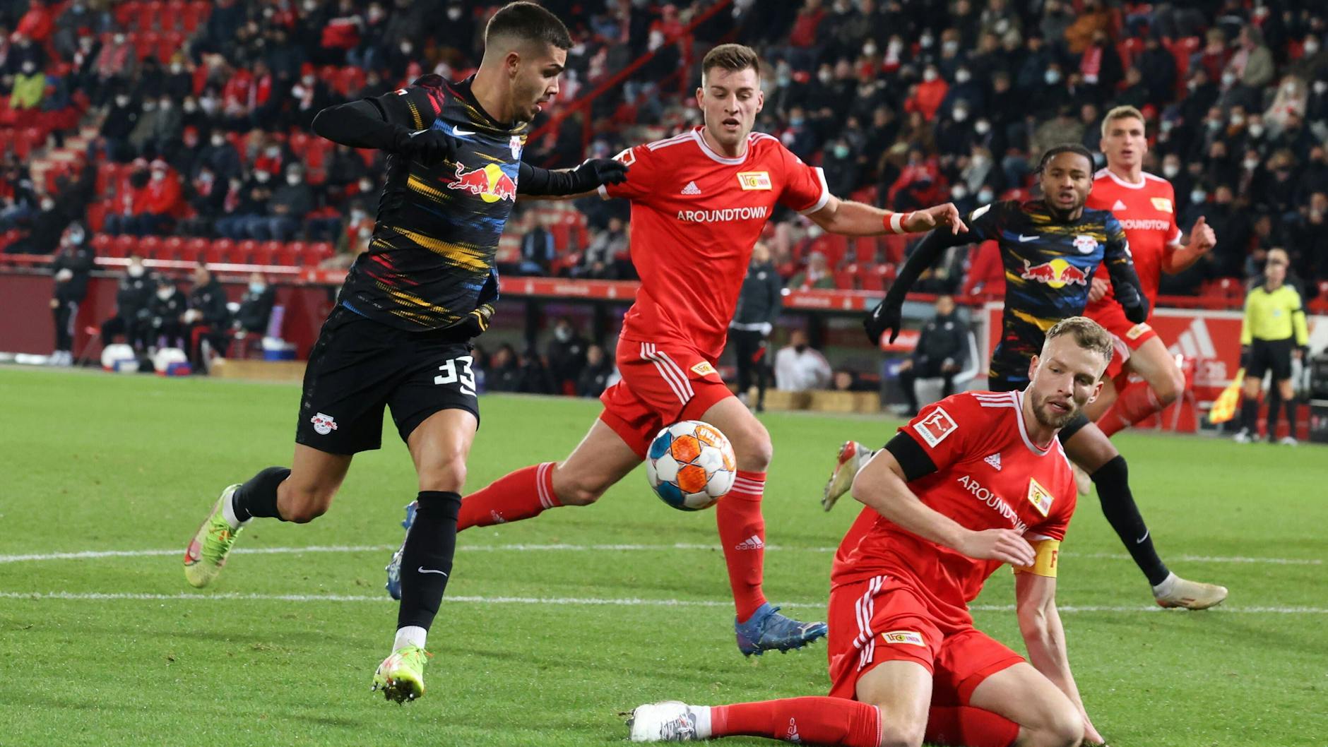 Der 1. FC Union Berlin hat am Freitagabend das Heimspiel gegen RB Leipzig gewonnen. Für die Leipziger war es die dritte Niederlage in Serie.