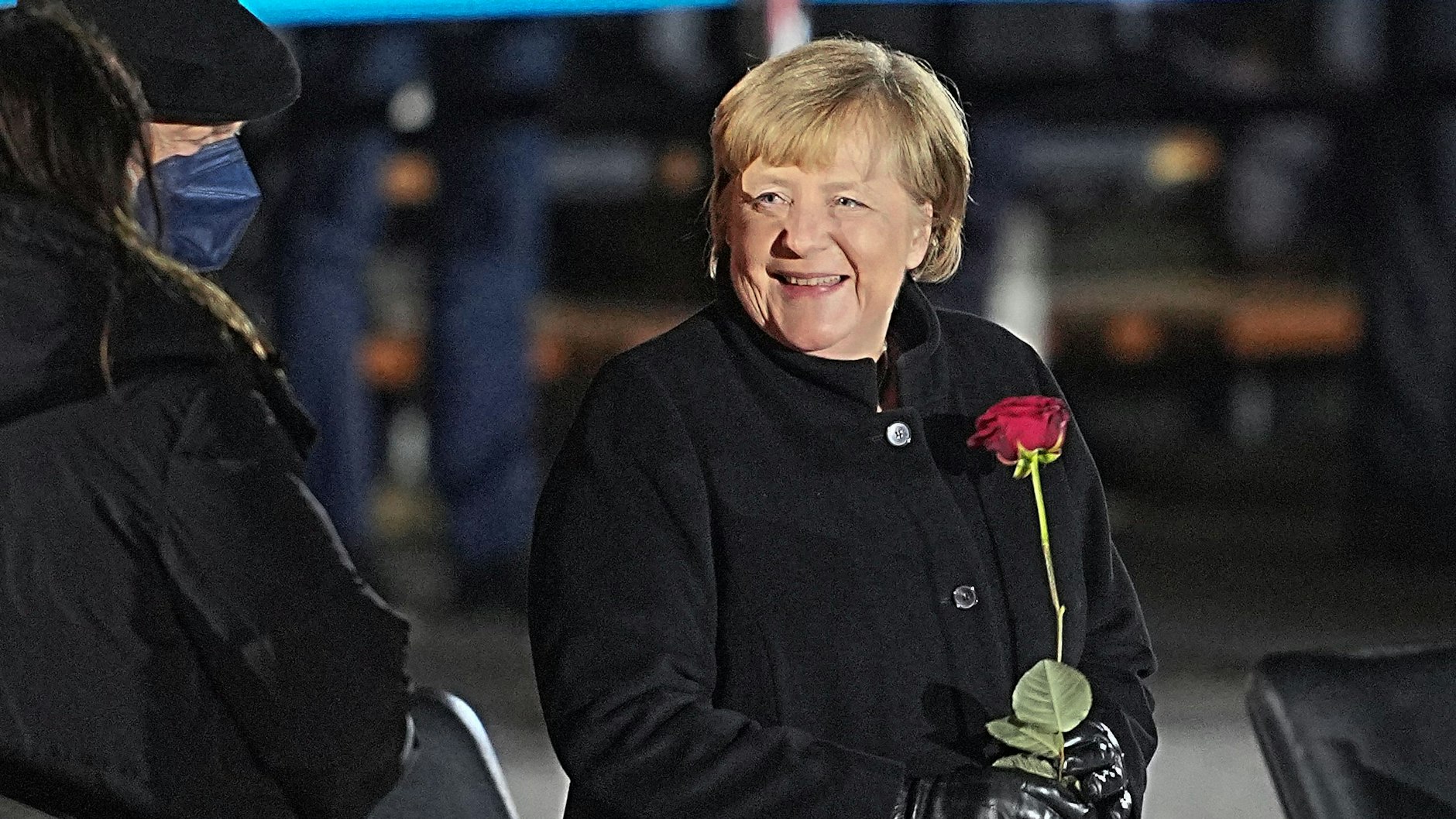Am Ende der Verabschiedungs-Zeremonie nahm Bundeskanzlerin Angela Merkel eine rote Rose mit. 