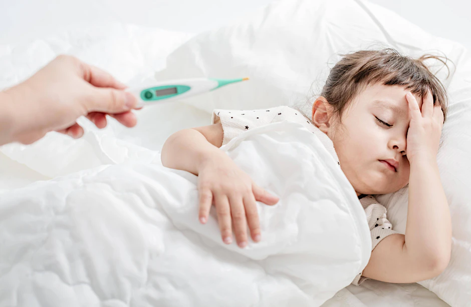 Wenn kleine Kinder hoch fiebern, sollte man zeitnah zum Arzt oder zur Ärztin gehen.