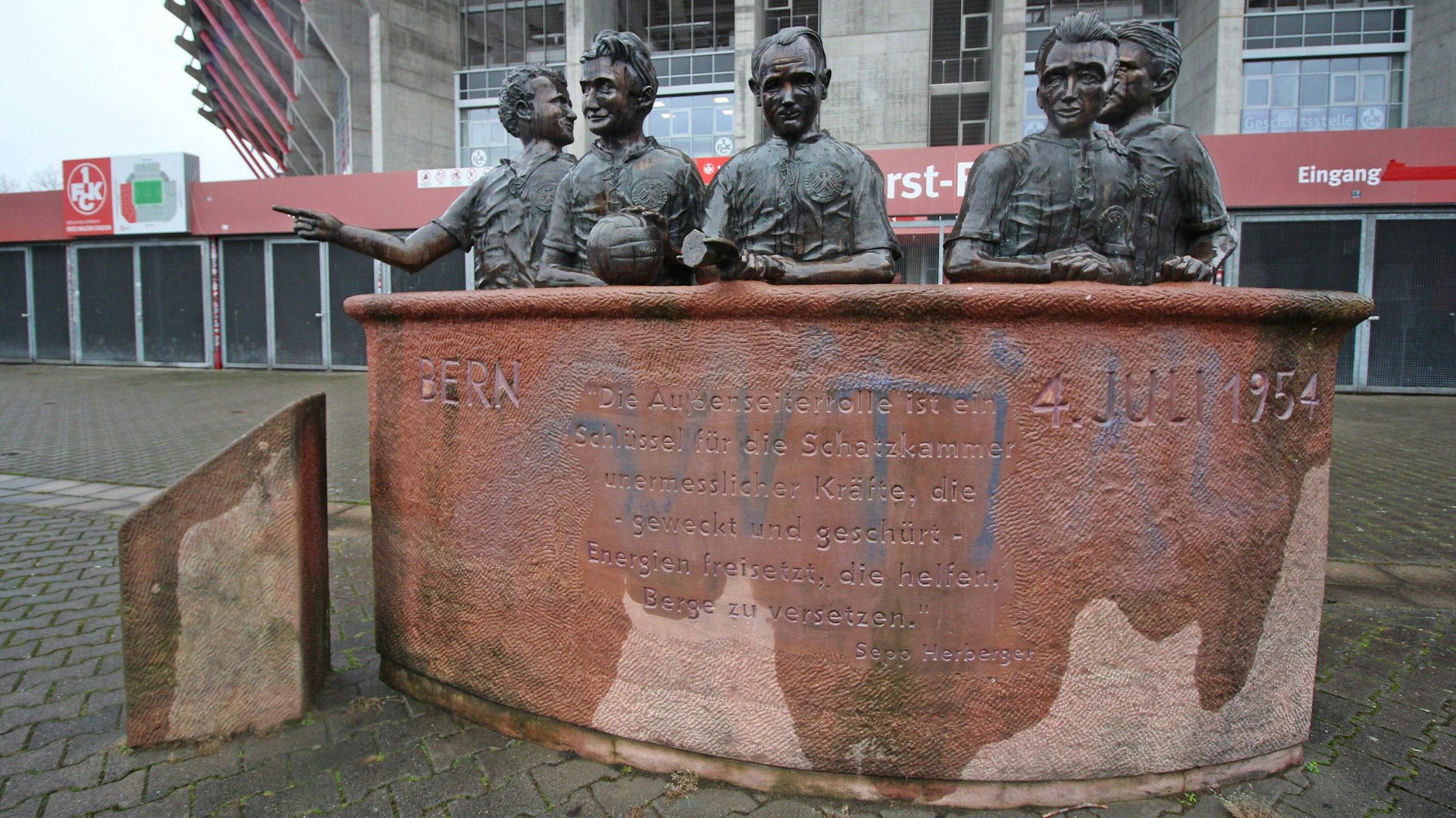 Gemeinsam mit den anderen FCK-Weltmeistern von 1954 ist Horst Eckel am Betzenberg in einem Denkmal verewigt.