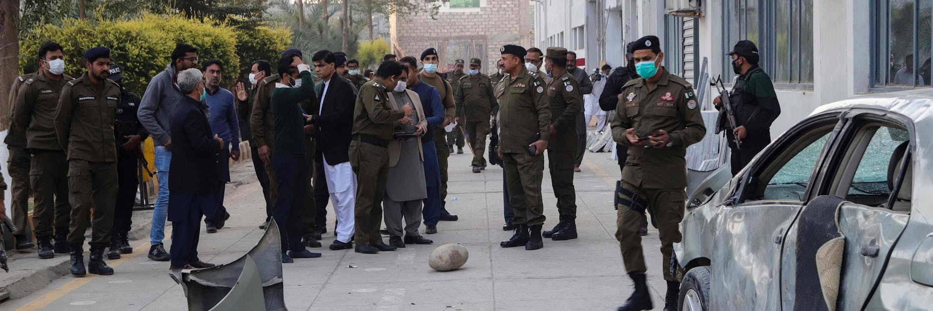 Sicherheitskräfte an der Stelle bei der Fabrik in Sialkot, wo der Manager zu Tode geprügelt wurde. 