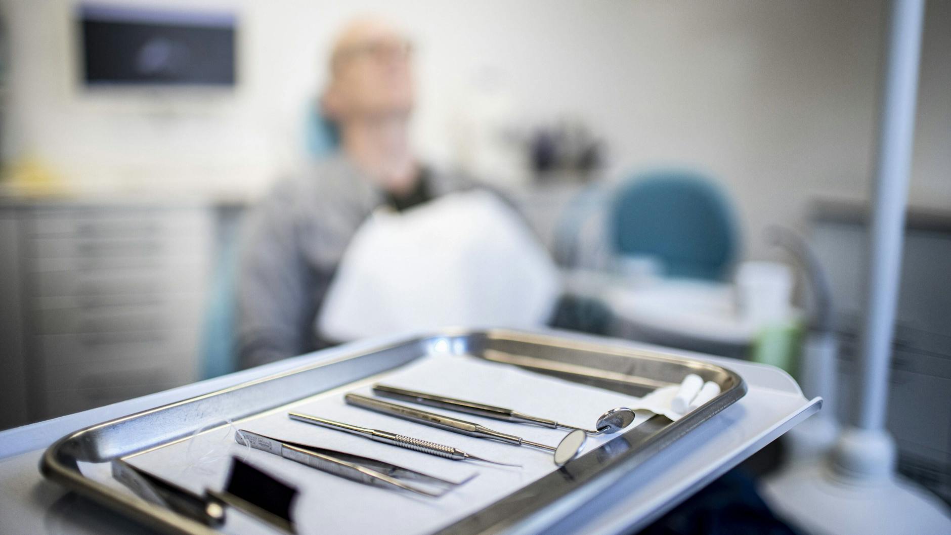 Auch beim Zahnarzt soll künftig geimpft werden (Symbolbild). Bis es so weit ist, dauert es aber noch etwas.