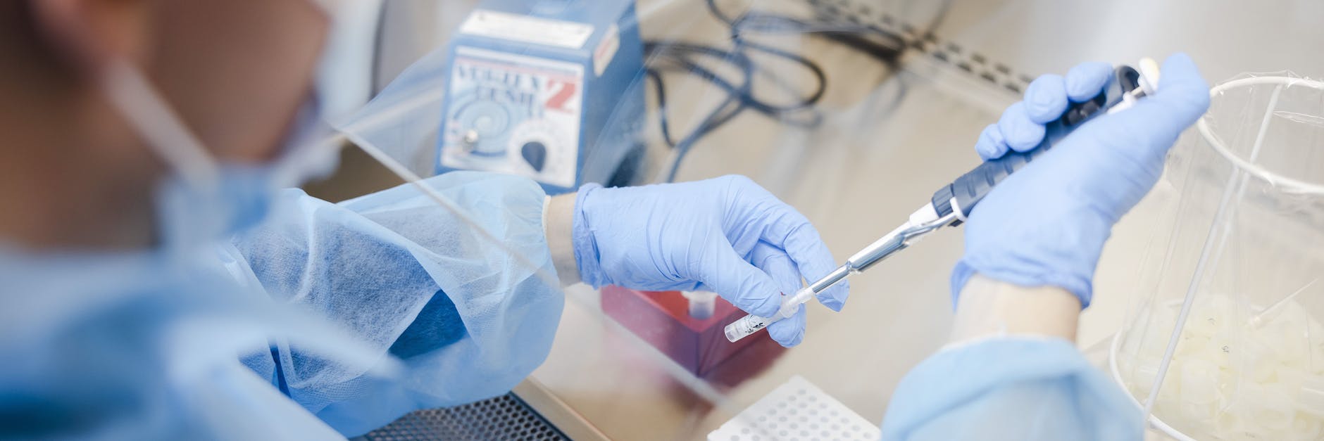 Weltweit werden Corona-Tests auch auf die neue Omikron-Variante untersucht.