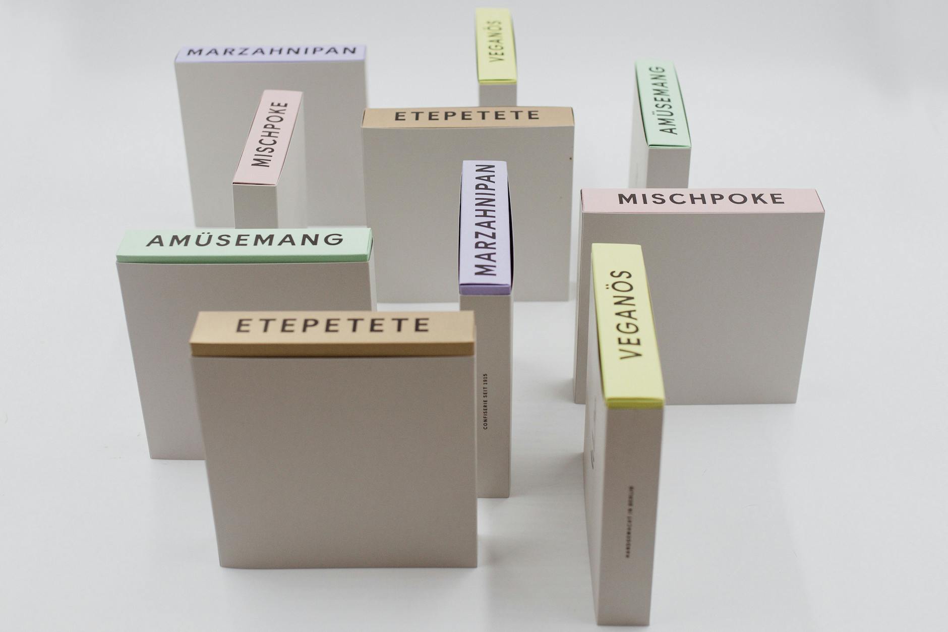 Frechheit siegt, auch im Advent: Die brandneuen Bonbonnieren von Walter Confiserie präsentieren Manufaktur-Pralinen mit Wortwitz.