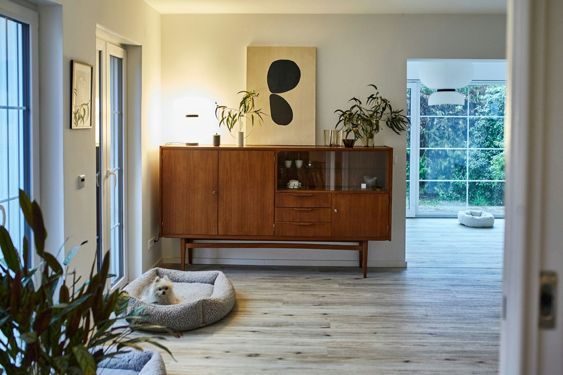 Das Highboard kommt von Ebay, hinten hängt eine Formakami-Deckenleuchte.