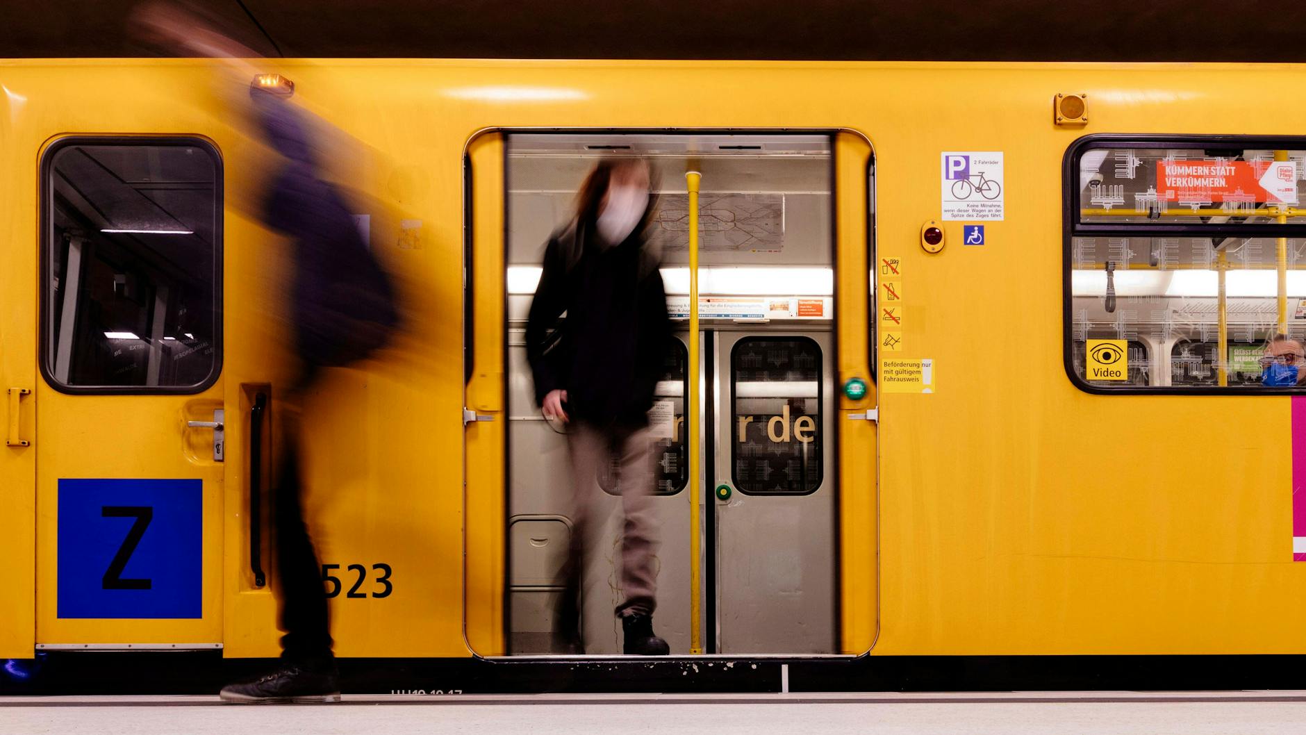 In Bussen und Bahnen gilt 3G (Symbolbild): Ab höheren Inzidenzen kommen weitere Corona-Regeln hinzu.