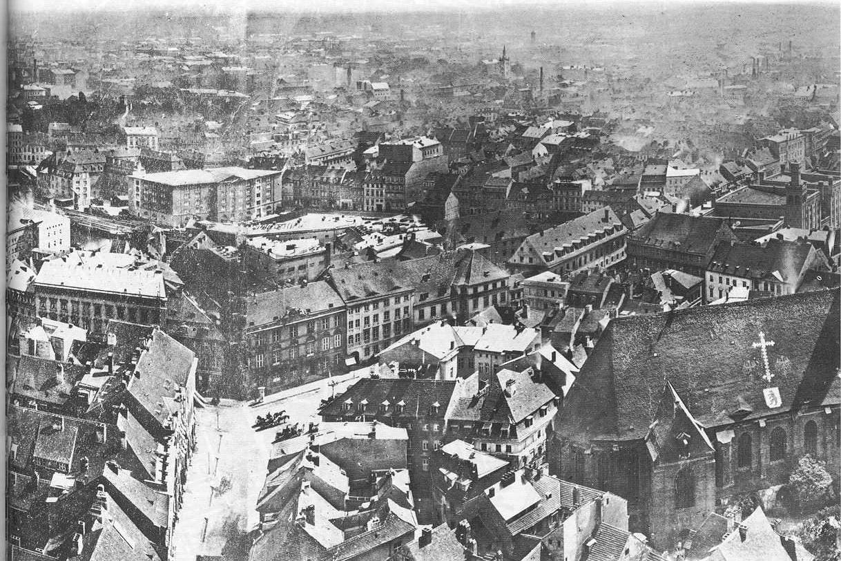 Blick auf den dreieckigen Molkenmarkt im Jahr 1864 vom soeben errichteten Turm des Roten Rathauses. Rechts die Nikolaikirche und das Nikolaiviertel, dahinter der bebaute Mühlendamm. Das einzige erhaltene Gebäude am Molkenmarkt, das Palais Schwerin, ist an der kleinen weißen Ladenmarkise zu erkennen.