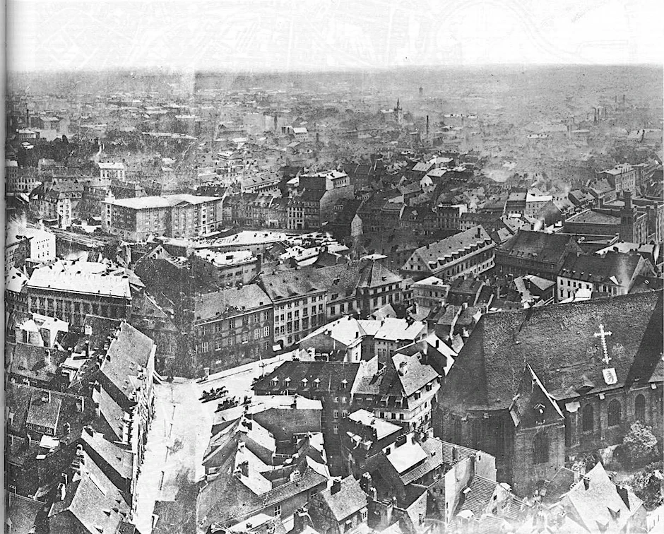 Blick auf den dreieckigen Molkenmarkt im Jahr 1864 vom soeben errichteten Turm des Roten Rathauses. Rechts die Nikolaikirche und das Nikolaiviertel, dahinter der bebaute Mühlendamm. Das einzige erhaltene Gebäude am Molkenmarkt, das Palais Schwerin, ist an der kleinen weißen Ladenmarkise zu erkennen.