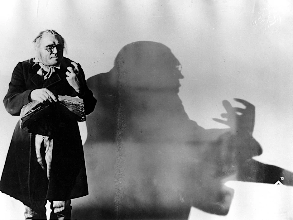 Der Schreckliche. Aus Hass auf die Gesellschaft, die ihn ausgrenzt, verbreitet Dr. Caligari (Werner Krauß) Todesängste, indem er einen Schlafwandler des Nachts morden lässt. Der Stummfilm „Das Cabinet des Dr. Caligari“ von 1920 gilt als Meilenstein der Filmgeschichte.