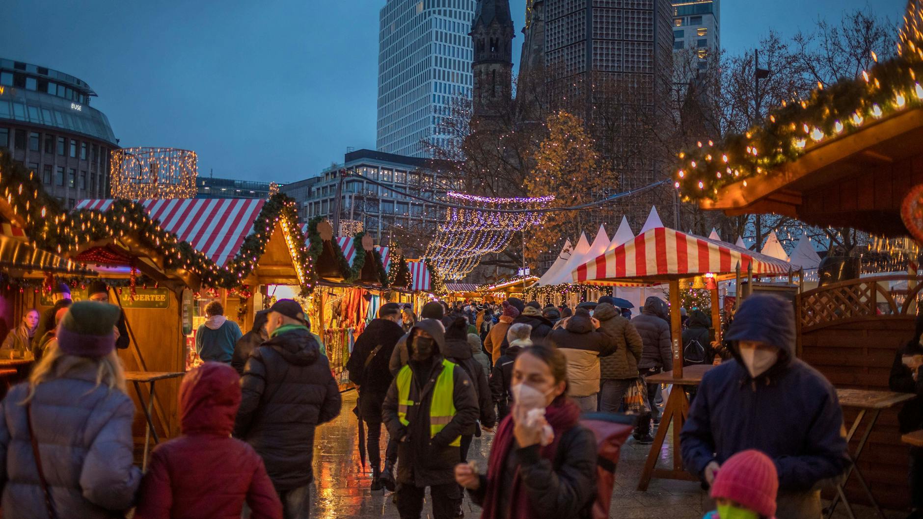 Wird eingezäunt: der Weihnachtsmarkt am Breitscheidplatz.