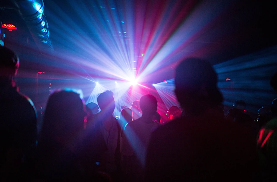 &nbsp;Berlin: Menschen tanzen in einem Club. (Archivbild).