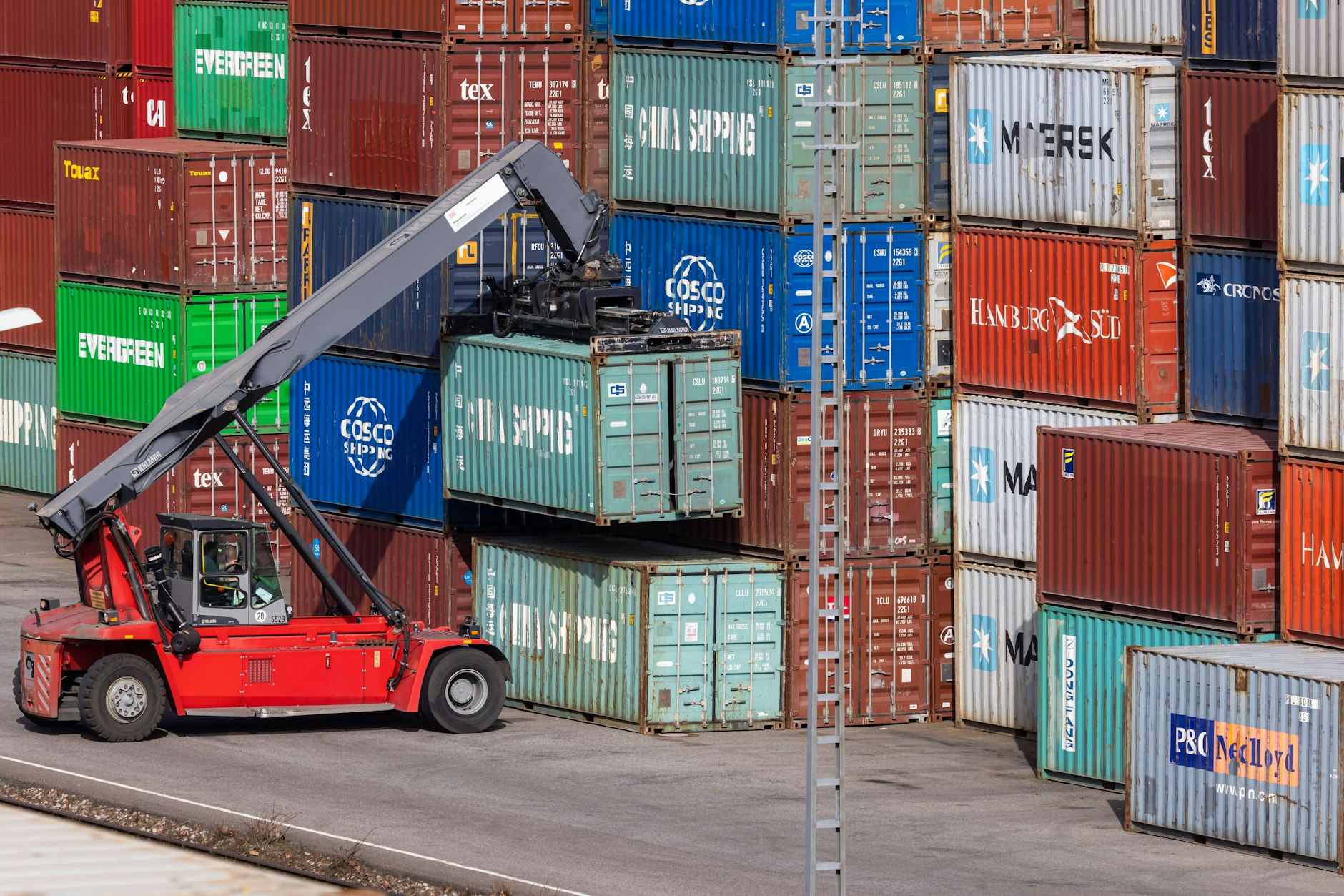 Die Preise für Schiffscontainer auf der Überfahrt von Schanghai nach Hamburg haben sich seit Januar 2019 verzehnfacht. 