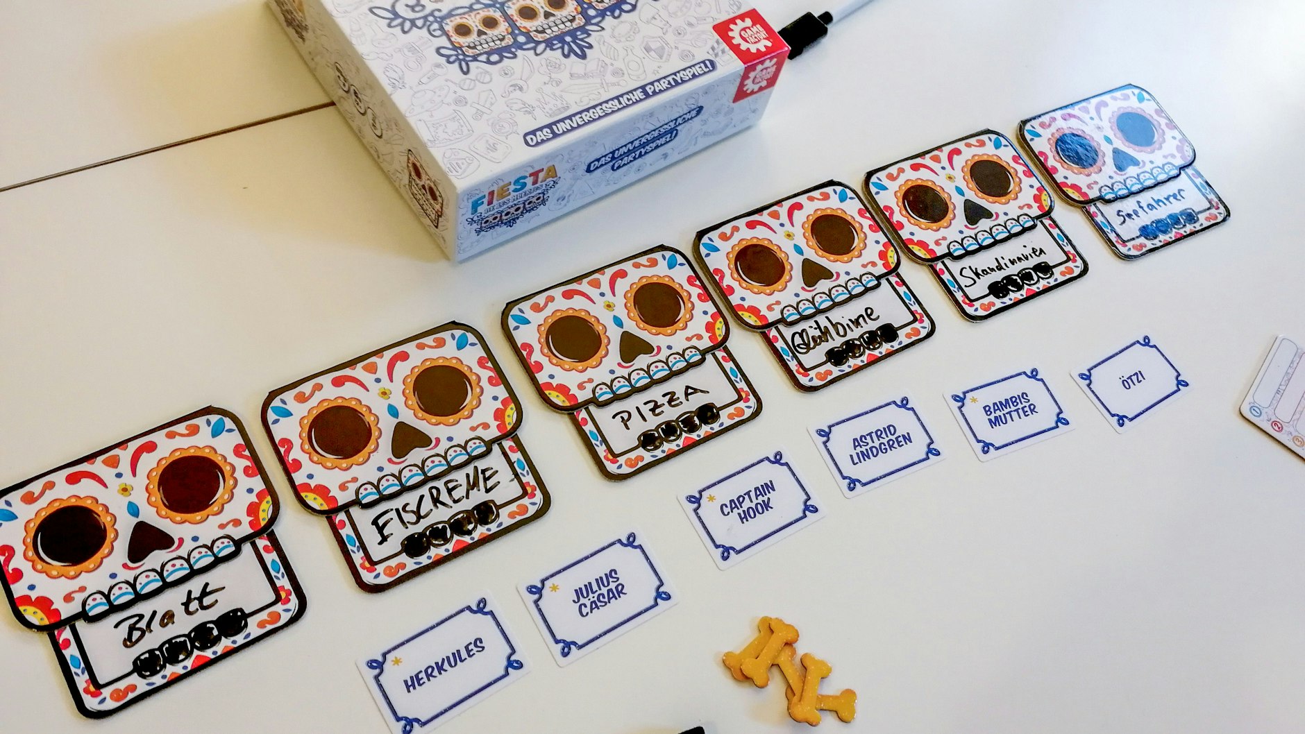 Stille-Post-Prinzip clever abgewandelt: „Fiesta de los Muertos“ ist ein Partyspiel für größere Gruppen und eignet sich gut für Silvester. 