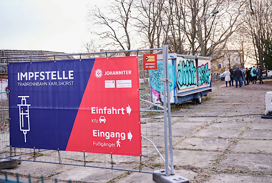 „Impfstelle“ steht auf einem Transparent am Eingang der Trabrennbahn Karlshorst.