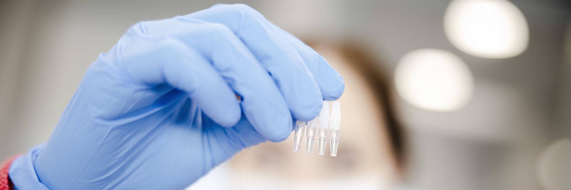 Wie schnell breitet sich die neue Corona-Variante Omikron aus? Sind die Krankheitsverläufe wirklich schwerer? Und wie gut wirken die Impfstoffe noch?