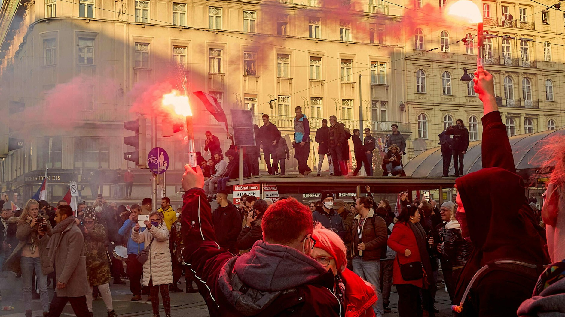 Wien, 20. November: Demonstration gegen den Lockdown für Ungeimpfte. Auf Telegram wird geraten, hohe Schuhe anzuziehen. Angeblich soll es zum Impfattacken aus Gullideckeln kommen.