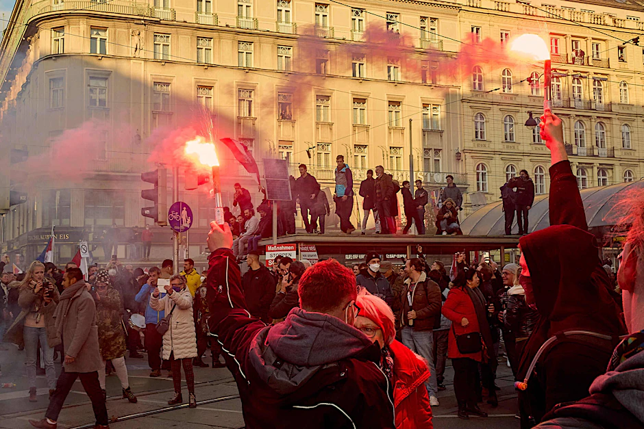 Wien, 20. November: Demonstration gegen den Lockdown für Ungeimpfte. Auf Telegram wird geraten, hohe Schuhe anzuziehen. Angeblich soll es zum Impfattacken aus Gullideckeln kommen.