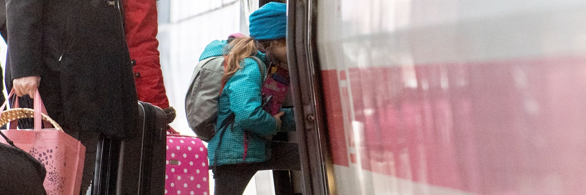 Einsteigen, bitte! Kinder im Alter bis 14 Jahren fahren kostenlos mit der Bahn, wenn sie mit einer Begleitperson reisen. Diese muss künftig nicht mehr unbedingt ein Eltern- oder Großelternteil sein.