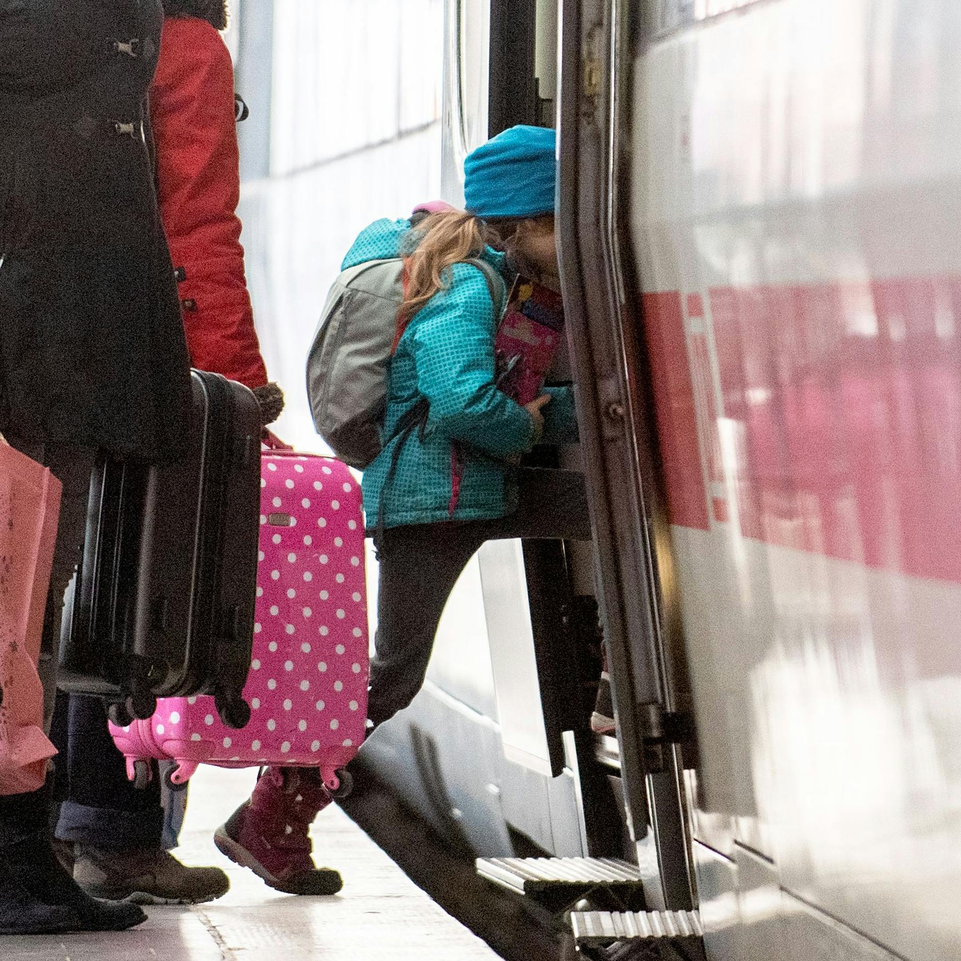 DAS müssen Sie wissen, wenn Sie mit Kindern in der Bahn reisen wollen