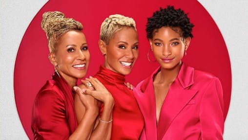 Führen in ihrer Talkshow sehr emotionale Gespräche mit ihren Gästen: Adrienne Banfield-Norris mit ihrer Tochter Jada Pinkett Smith und ihrer Enkelin Willow Smith (v.l.n.r.).